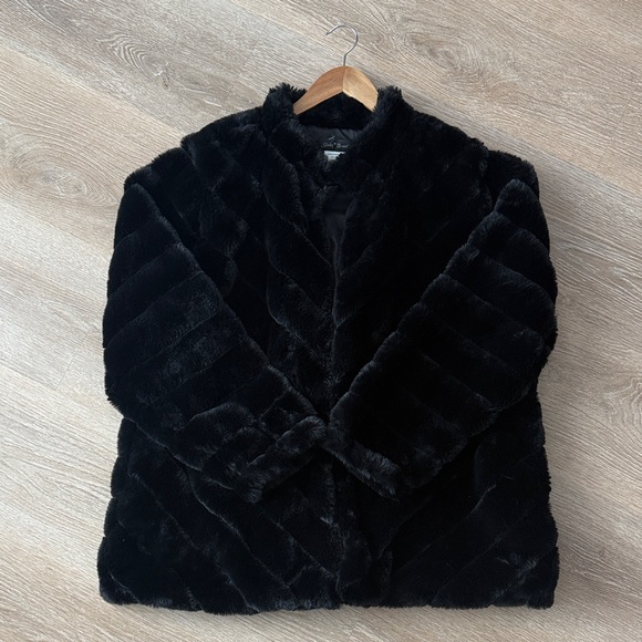 Elegant Black Faux Fur Coat - Picture 2 of 4